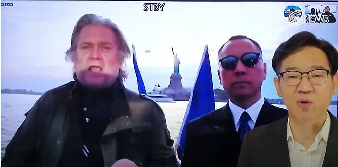 2020년 6월 유튜브 채널 ‘박상후의 문명개화’에서 진행자가 신중국연방에 대해 소개하고 있다. 화면 속 왼쪽이 스티브 배넌 전 백악관 수석전략가, 오른쪽이 궈원구이. ⓒ유튜브 갈무리