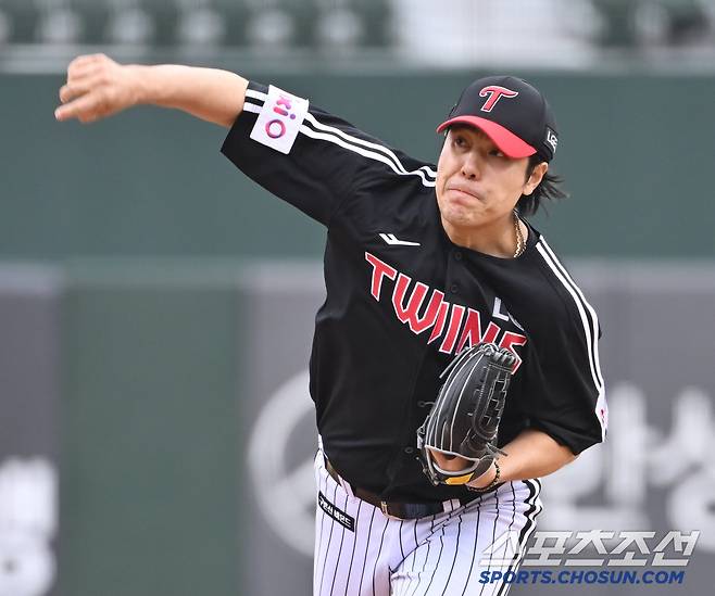 10일 부산 사직구장에서 열린 KBO리그 시범경기 롯데와 LG의 경기. 투구하고 있는 LG 김진성. 부산=송정헌 기자songs@sportschosun.com/2025.03.10/