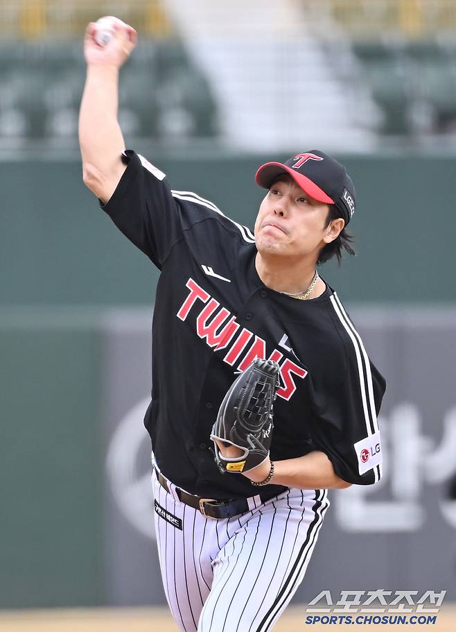 10일 부산 사직구장에서 열린 KBO리그 시범경기 롯데와 LG의 경기. 투구하고 있는 LG 김진성. 부산=송정헌 기자songs@sportschosun.com/2025.03.10/