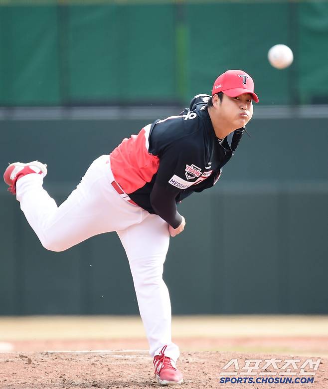 8일 부산 사직야구장에서 KBO리그 시범경기 롯데와 KIA의 경기가 열렸다. 투구하는 KIA 조상우. 부산=송정헌 기자songs@sportschosun.com/2025.03.08/