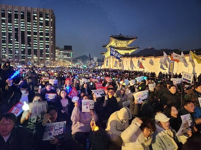 윤석열즉각퇴진·사회대개혁 비상행동(비상행동)이 11일 저녁 7시께 서울 광화문 동십자각에서 연 ‘내란수괴 윤석열 즉각파면 매일 긴급집회’에 참여한 시민들이 구호를 외치고 있다. 박고은 기자