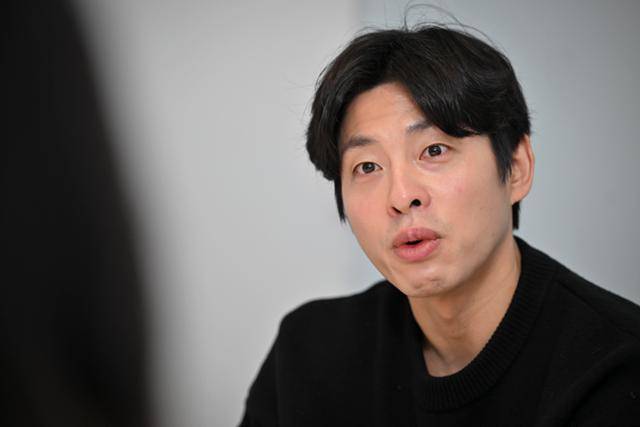 국내 최고 발레단인 '국립발레단' 출신의 17년 차 김희현 발레리노가 5일 서울 중구 한국일보 본사에서 인터뷰를 하고 있다. 김희현씨는 지난해 창단된 한국 3번째 공공발레단 '서울시발레단'의 창단 멤버로 무대에 올랐으나 휴일수당 미지급과 일방적인 '공연 출연료' 결정 방식 등에 항의하다가 지난해 9월 사직서를 내고 나왔다. 이후 발레단을 운영하는 세종문화회관은 대형 로펌을 선임해, 대체 무용수 섭외 등으로 비용이 발생했다며 그에게 3,300만 원 손해배상 소송을 제기했다. 정다빈 기자