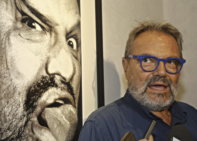 이탈리아 사진작가 올리비에로 토스카니는 패션기업 베네통사의 아트디렉터로서 기업 광고를 다양성과 포용, 평화와 공존 등 사회적 이슈의 미디어로 활용하며 마케팅-액티비즘의 새 장을 개척했다. "광고 사진작가가 아니라 광고를 이용한 사진작가"였던 그는 막강한 영향력을 지닌 광고 미디어는 '상품 홍보' 이상의 메시지를 전달해야 한다고 여겼고, 충격적인 사진 이미지에 불쾌해하거나 분노하는 이들에게 "정말 충격스러워해야 할 것은 사진-광고가 아니라 현실"이라고 반박하곤 했다. 2016년의 토스카니. AP 연합뉴스.