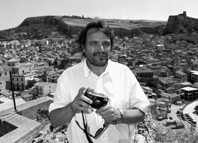 1997년 이탈리아 남부 시칠리의 콜레오네 언덕에서 카메라를 들고 포즈를 취한 토스카니. 저명 포토저널리스트 아버지의 영향으로 그는 6세 무렵부터 카메라를 갖고 놀기 시작했다. AP 연합뉴스.