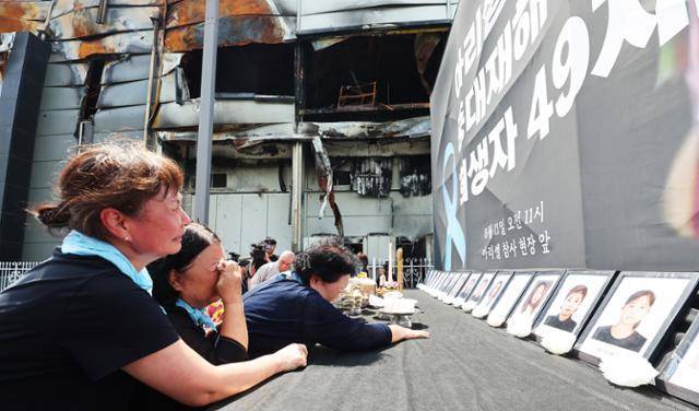지난해 8월 11일 경기 화성시 아리셀 공장 앞에서 열린 중대재해 참사 희생자 49재에서 유가족들이 오열하고 있다. 뉴스1