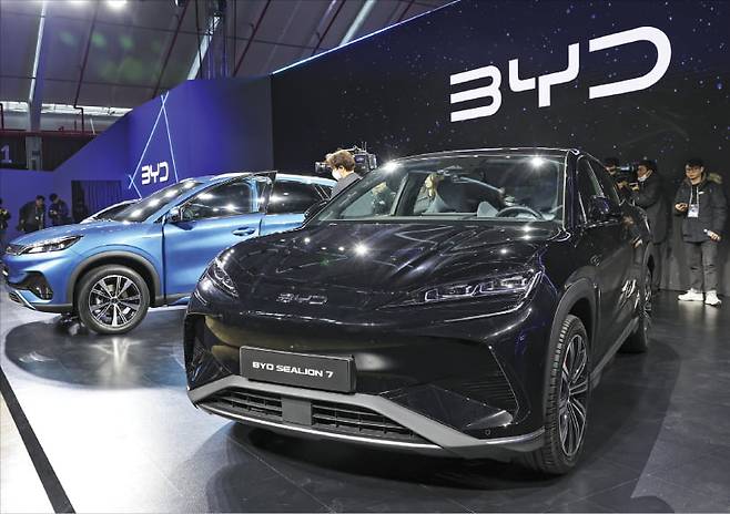 중국 전기차업체 BYD는 지난달 16일 승용차 시라이언7(SEALION7)을 공개했다. 한경DB