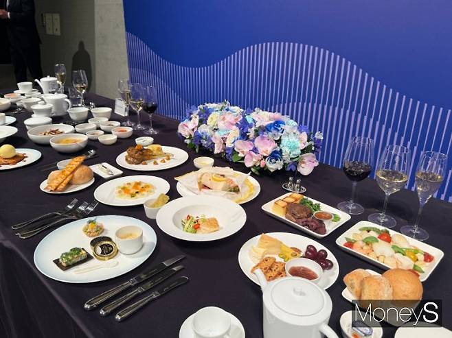 대한항공은 11일 인천 그랜드 하얏트 호텔에서 파인다이닝 레스토랑 'Cesta'의 김세경 셰프와 협업해 개발한 신규 기내식을 공개했다. 사진은 향후 퍼스트클래스에 제공될 기내식 서비스의 모습. /사진=김서연 기자