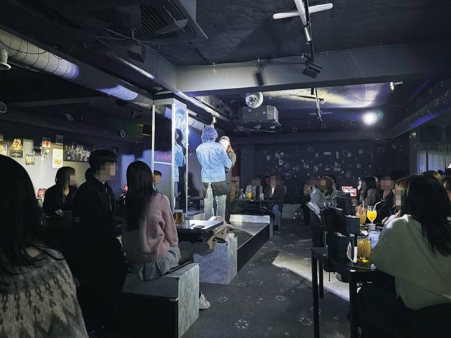 서울 종로구에 있는 뮤지컬 펍 ‘캐스팅’. 손님들이 간이무대 위 두 배우의 듀엣곡을 감상하고 있다. 이날은 총 4명의 배우가 출연했다.