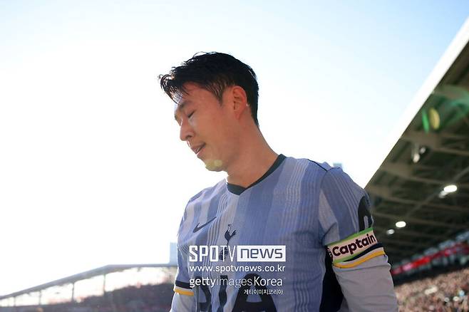 ▲ 손흥민은 좋지 않은 분위기 속에서 선수단에 일침을 가했다. 더 나은 집중력과 승리에 대한 의지가 필요하다고 언급했다. 지난 유로파리그 16강 1차전 패배 이후에도 손흥민은 경기 후 TNT스포츠와 인터뷰에서 "우리가 해야 할 수준과는 거리가 먼 경기력이었다"고 실망감을 드러냈다.