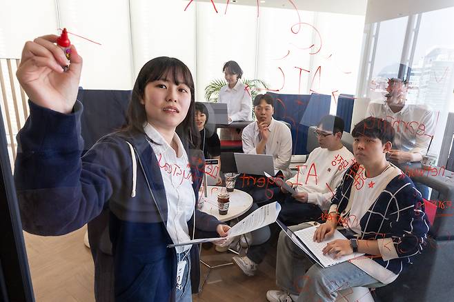 KT가 'AX 딜리버리 전문센터' 인력을 채용한다. AX 딜리버리 전문센터 직원들이 공동 프로젝트를 준비하고 있는 모습. /사진=KT