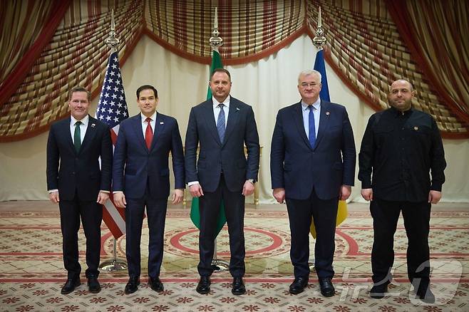 11일(현지시간) 사우디아라비아 제다에서 열린 미국과 우크라이나간의 고위급 회담. 왼쪽부터 마이크 왈츠 백악관 국가안보보좌관, 마코 루비오 미 국무장관, 안드리 예르막 우크라이나 대통령 비서실장, 안드리 시비하 우크라이나 외무부 장관, 루스템 우메로프 우크라이나 국방 장관. 2025.03.11. ⓒ AFP=뉴스1