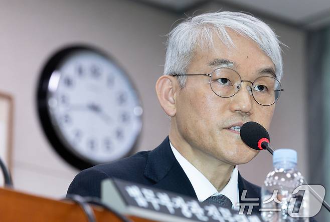 천대엽 법원행정처 처장이 12일 오후 서울 여의도 국회에서 열린 제423회 국회(임시) 법제사법위원회 제1차 전체회의에서 의원 질의에 답변하고 있다. 2025.3.12/뉴스1 ⓒ News1 이재명 기자