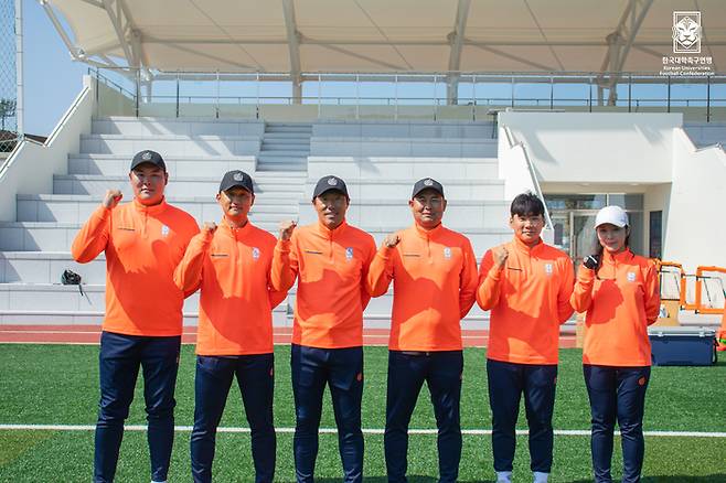 덴소컵에 나설 박준홍(가운데) 감독과 코칭 스태프. 사진 | 대학축구연맹