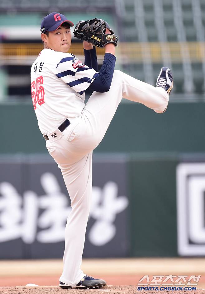 10일 부산 사직구장에서 열린 KBO리그 시범경기 롯데와 LG의 경기. 투구하고 있는 롯데 김태현. 부산=송정헌 기자songs@sportschosun.com/2025.03.10/