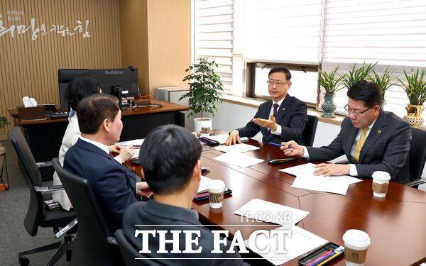 대전시의회 예산결산특별위원회 민경배 위원장과 송활섭 부위원장이 11일 소상공인 경영 회복 지원 사업 등을 점검하기 위해 신용보증재단을 방문했다. /대전시의회