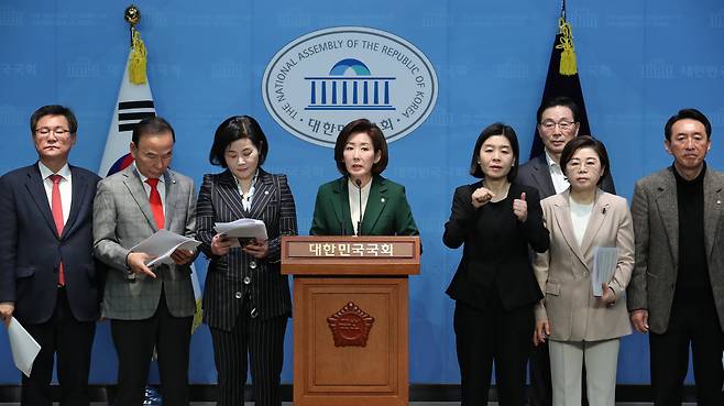 국민의힘 나경원, 김재정, 김희정 의원 등 국힘 소속의원들이 12일 서울 여의도 국회 소통관에서 對헌법재판소 2차 공개탄원서 제출 기자회견을 갖고 있다. /남강호 기자