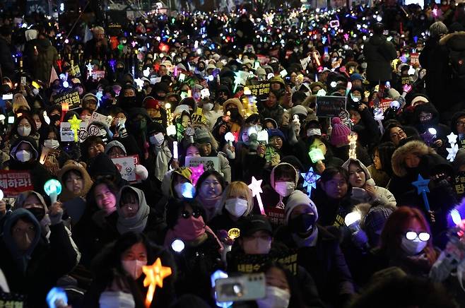 2024년 12월13일 서울 국회의사당 인근에서 열린 대통령 탄핵 촉구 집회에서 참가자들이 응원봉을 들고 구호를 외치고 있다. 2024년 겨울 탄핵집회의 주인공은 2030 여성들이 들고 나온 응원봉이었다.연합뉴스