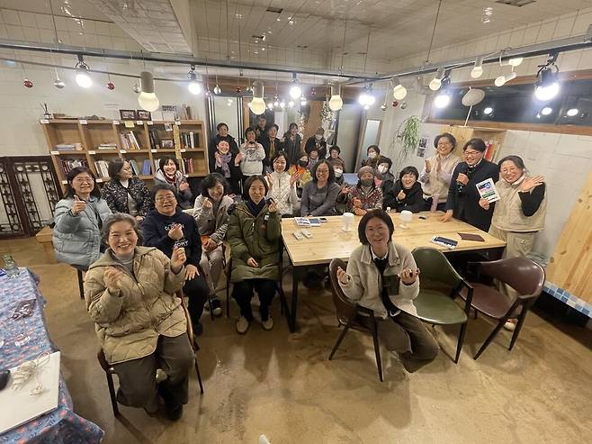 2025년 2월27일 경남 남해 상주면 은모래마을책방에서 연 ‘우리는 지구를 떠나지 않는다’ 북토크 현장. 여성환경연대 에코페미니즘 연구센터 달과나무 연구위원들과 남해 여성농민, 공동체 식구들이 자리를 함께했다. 이유진 기자