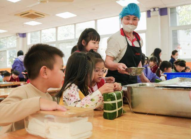 지난 1월 베트남 하노이의 한 초등학교에서 학생들이 음력 설 전통 음식인 반쯩 만들기 체험을 하고 있다. 하노이=허경주 특파원