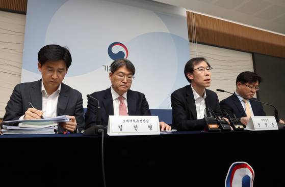 기획재정부 정정훈 세제실장(왼쪽 세 번째)이 지난 11일 정부세종청사 기재부 기자실에서 유산취득세 도입 방안에 관해 설명하고 있다. 연합뉴스
