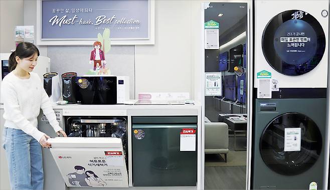 롯데하이마트가 3월 한 달간 전국 310여개 매장과 온라인쇼핑몰에서 역대급 혜택들을 모아 ‘전동쎄’(전국 동시 세일) 행사를 진행한다. 롯데하이마트 제공