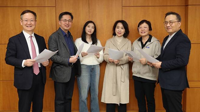 지난달 27일 서울 중구 매경미디어센터에서 매일경제신문 독자위원회 정례회의가 열렸다. 왼쪽부터 봉욱, 송재용, 강희원, 황혜영, 이미경, 조성진 위원. 이충우 기자