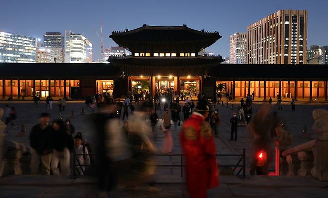 경복궁 야간 관람이 시작된 8일 오후 서울 경복궁을 찾은 시민들이 봄의 정취를 만끽하고 있다. / 사진 = 뉴스1 /사진=(서울=뉴스1) 김진환 기자
