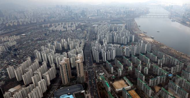 개포주공 6·7단지 재건축 시공사 입찰이 현대건설의 단독 참여로 유찰됐다. 사진은 12일 서울 송파구 롯데월드타워 전망대 서울스카이에서 바라본 시내 아파트 모습. /사진=뉴시스