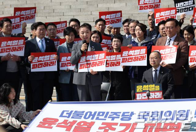 ▲전진숙 의원(더불어민주당, 광주북구을)은 11일 국회 본청 앞 계단에서 '윤석열 조기 파면 촉구 삭발식'을 거행하고, 윤석열 대통령에 대한 헌법재판소의 조속한 파면 선고를 촉구 발언을 하고 있다.ⓒ전진숙 의원실