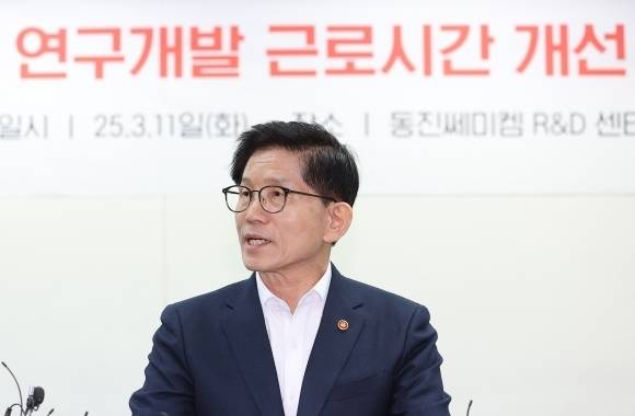 김문수 고용노동부 장관이 11일 경기 성남시 판교 동진쎄미켐 R&D센터에서 열린 ‘반도체 연구개발 근로시간 개선 간담회’에서 인사말하고 있다. 연합뉴스