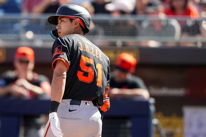 샌프란시스코 자이언츠 외야수 이정후가 12일 미국 애리조나주 스코츠데일에 위치한 스코츠데일 스타디움에서 열린 2025 미국프로야구 메이저리그 애슬레틱스와의 시범경기에 3번타자 겸 중견수로 선발 출전해 3타수 1안타 1득점을 기록했다. AP 연합뉴스