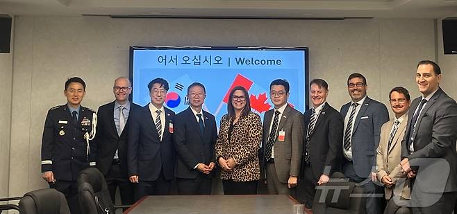 강환석 방위사업청 차장과 주디스 베넷 국방부 국방물자 부차관보(차관보 대리)가 7일(현지시간) 캐나다 오타와 국방부에서 열린 '제3차 한국-캐나다 방산군수공동위원회'에서 양국의 방산협력 발전 방안을 논의했다. (방위사업청 제공, 재판매 및 DB 금지) 2025.3.8/뉴스1