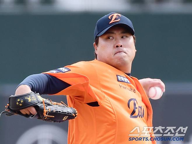 13일 부산 사직구장에서 열린 KBO리그 시범경기 롯데와 한화의 경기. 선발 등판 투구하고 있는 한화 류현진. 부산=송정헌 기자songs@sportschosun.com/2025.03.13/