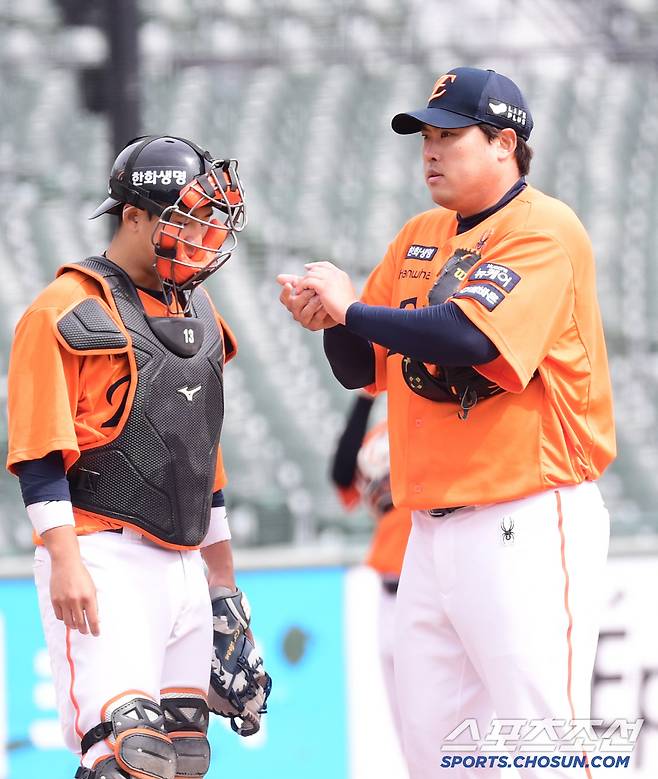 13일 부산 사직구장에서 열린 KBO리그 시범경기 롯데와 한화의 경기. 3회 송구 실책을 저지른 한화 선발 류현진. 부산=송정헌 기자songs@sportschosun.com/2025.03.13/