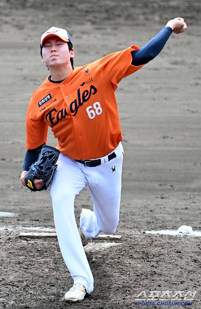 25일 일본 오키나와 킨 스타디움에서 열린 한화와 KIA의 연습경기, 3회말 등판한 한화 조동욱이 역투하고 있다. 오키나와(일본)=허상욱 기자 wook@sportschosun.com/2025.02.25/
