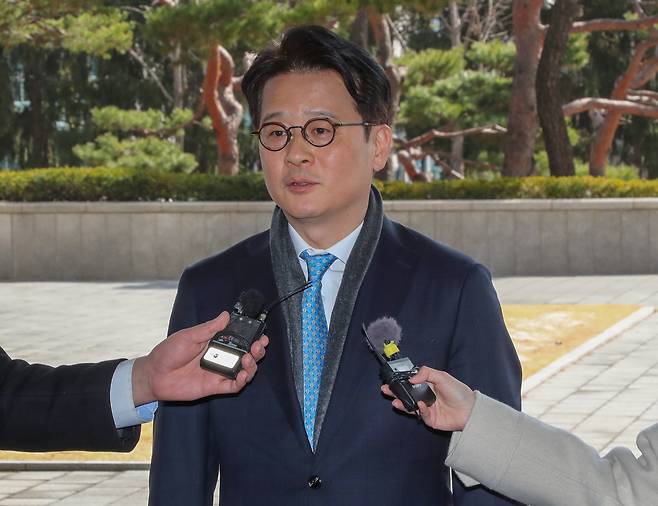 헌법재판소가 이창수 서울중앙지검장 등에 대한 국회의 탄핵소추를 기각한 13일 오후 이 지검장이 서울 서초구 서울중앙지방검찰청으로 업무에 복귀하며 소감을 밝히고 있다. /박성원 기자