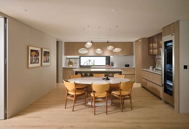 앞으로 일일이 인테리어 업체를 알아보고 어떤 자재를 쓰고 어떻게 집을 꾸밀지 발품을 팔지 않아도 된다.D셀렉션 하우스 주방.ⓒDL이앤씨