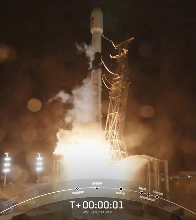 한국과 미국 연구진이 공동 개발한 우주망원경 ‘스피어엑스’가 11일(현지 시간) 미국 캘리포니아 반덴버그 우주군 기지에서 스페이스X의 ‘팰컨 9’ 발사체에 실려 발사됐다. AP 뉴시스