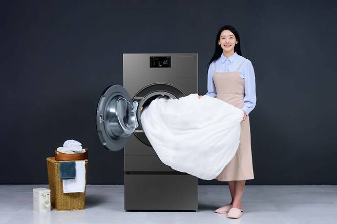 삼성전자 모델이 2025년형 올인원 세탁건조기 '비스포크 AI 콤보' 신제품을 소개하고 있다. 삼성전자 제공