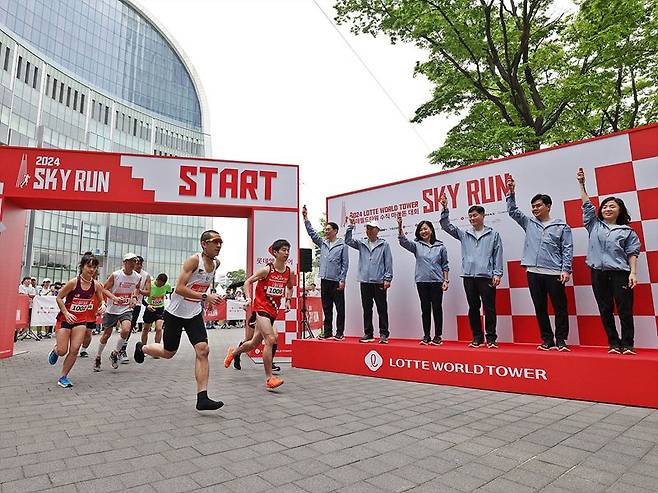 지난해 열린 2024 ‘스카이런(SKY RUN)’에서 참가자들이 대회 시작과 함께 힘차게 출발하고 있다. 롯데물산 제공