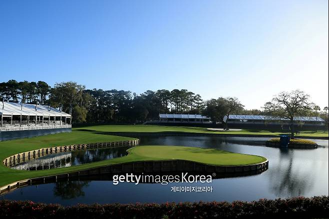 악명 높은 TPC 소그래스의 17번 홀. 129m 밖에서 지름 24m에 불과한 그린 위에 공을 올려야 버디를 노릴 수 있다. 게티이미지
