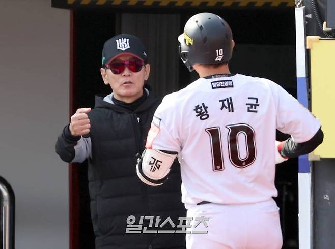 11일 오후 수원 KT위즈파크에서 열린 2025 프로야구 시범경기 키움과 KT의 경기. KT 이강철 감독이 8회 좌월 1점 홈런을 날리고 들어오는 황재균을 반기고 있다. 수원=정시종 기자 capa@edaily.co.kr /2025.03.11.