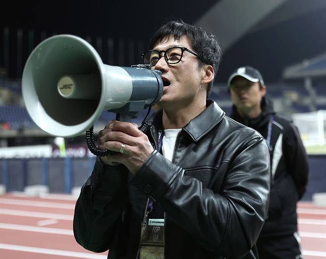 이정효 광주FC 감독이 지난 12일 광주월드컵경기장에서 열린 2024~2025 AFC 챔피언스리그 엘리트 16강 2차전 승리로 빗셀 고베(일본)를 제치고 8강에 진출한 뒤 확성기를 들고 홈 관중에게 감사 인사를 하고 있다. 프로축구연맹 제공