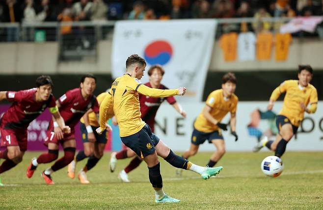 광주FC 공격수 아사니가 12일 광주월드컵경기장에서 열린 비셀 고베와의 아시아축구연맹 챔피언스리그엘리트(ACLE) 16강 2차전에서 페널티킥을 하고 있다. 연합뉴스