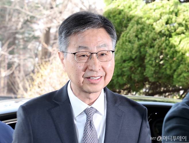 헌법재판소에서 탄핵소추안이 기각되면서 직무에 복귀한 최재해 감사원장이 13일 서울 종로구 감사원으로 출근하고 있다. /사진=뉴시스