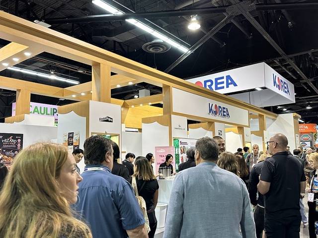 5~7일 미국 캘리포니아주 애너하임에서 열린 ‘2025 애너하임 식품박람회’ 내 통합한국관에서 참관객들이 케이푸드(K-Food·한국음식)를 살펴보고 있다. aT