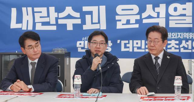 ▲김경수 전 경남도지사가 지난 12일 서울 종로구 경복궁 앞 더불어민주당 천막 농성장에서 열린 국난극복을 위한 시국간담회에서 모두발언을 하고 있다. 왼쪽부터 더불어민주당 박용진 전 의원, 김경수 전 경남도지사, 더불어민주당 이재명 대표. ⓒ연합뉴스