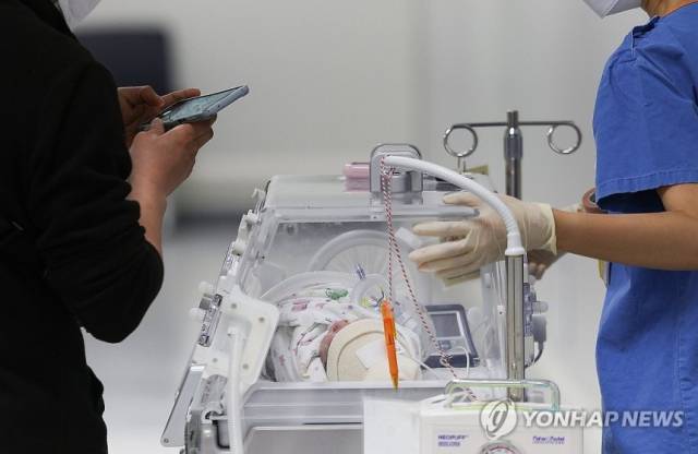 ▲ 대구 한 대학병원에서 의료관계자와 보호자가 인큐베이터 안의 신생아와 이동하고 있다. ⓒ 연합뉴스