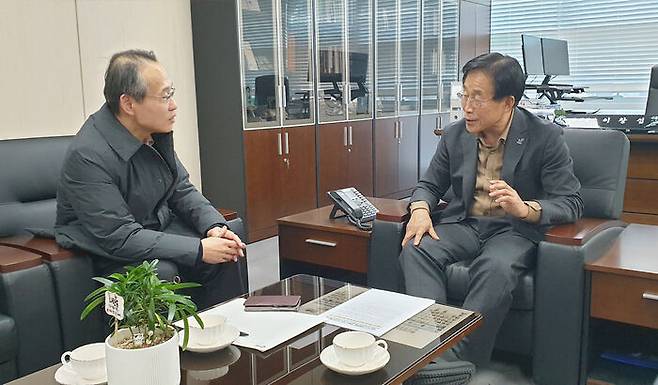 권종오 기자(왼쪽), 이창섭 부위원장(오른쪽)