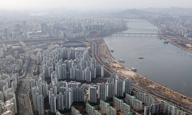 서울 송파구 롯데월드타워 전망대 서울스카이에서 바라본 잠실동 아파트 모습. 연합뉴스